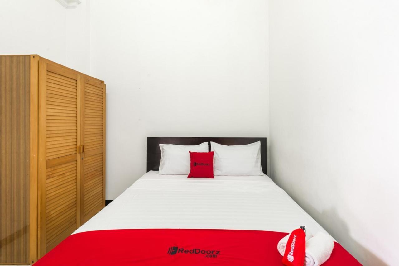 เรดดอร์ซ เนียร์ วิทยามันดาลายูนิเวอร์ซิตี้ Hotel สุราบายา ภายนอก รูปภาพ