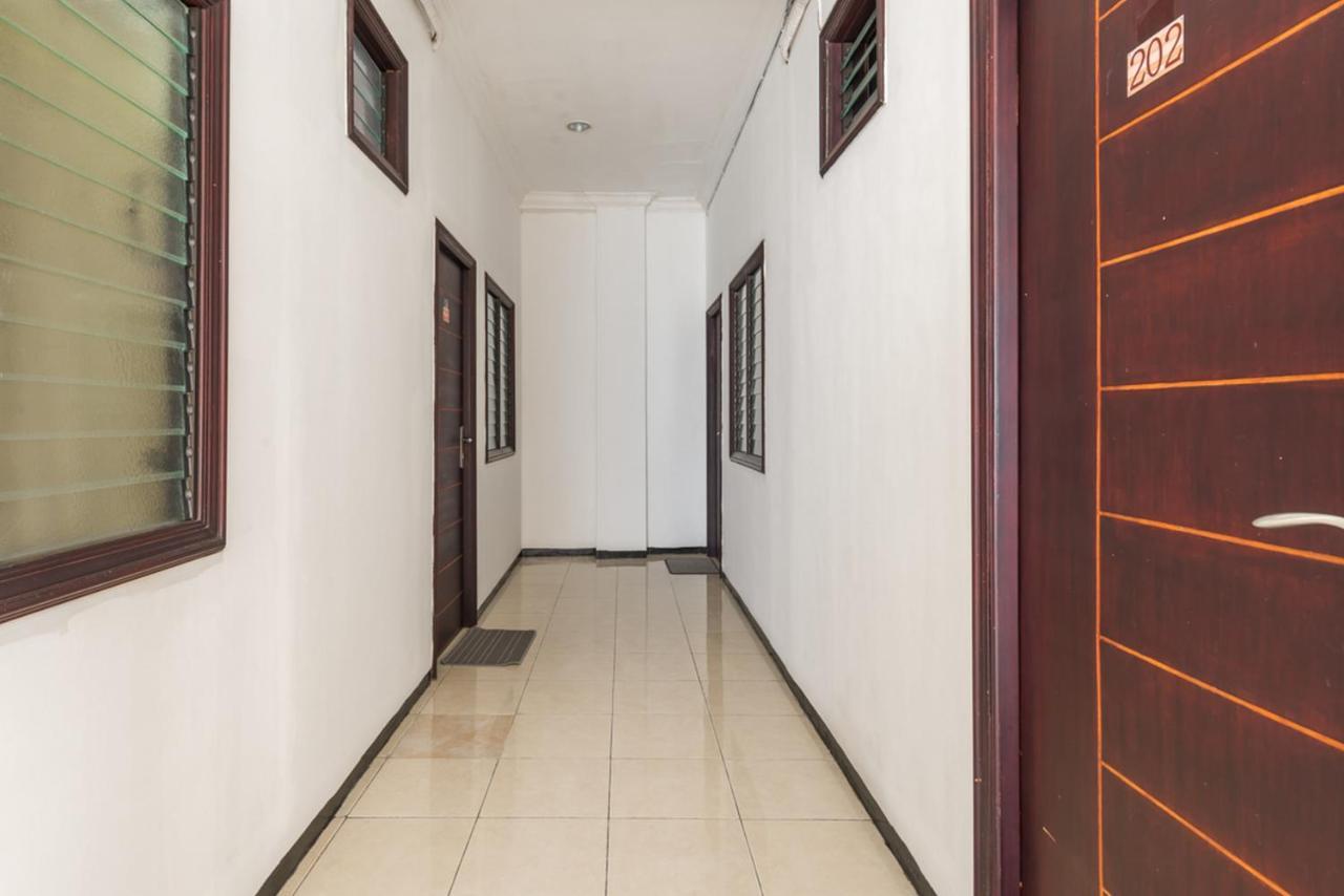 เรดดอร์ซ เนียร์ วิทยามันดาลายูนิเวอร์ซิตี้ Hotel สุราบายา ภายนอก รูปภาพ