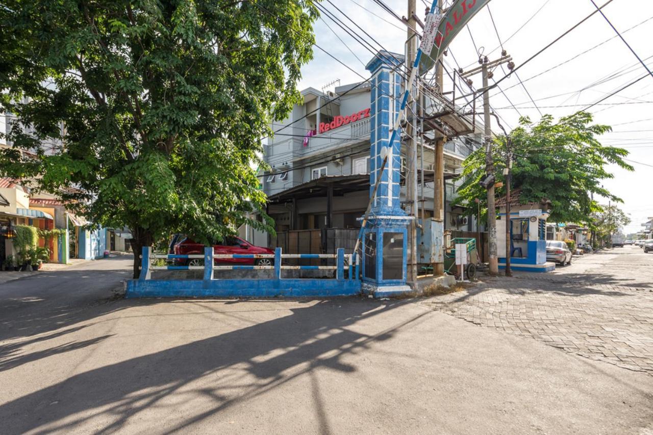 เรดดอร์ซ เนียร์ วิทยามันดาลายูนิเวอร์ซิตี้ Hotel สุราบายา ภายนอก รูปภาพ