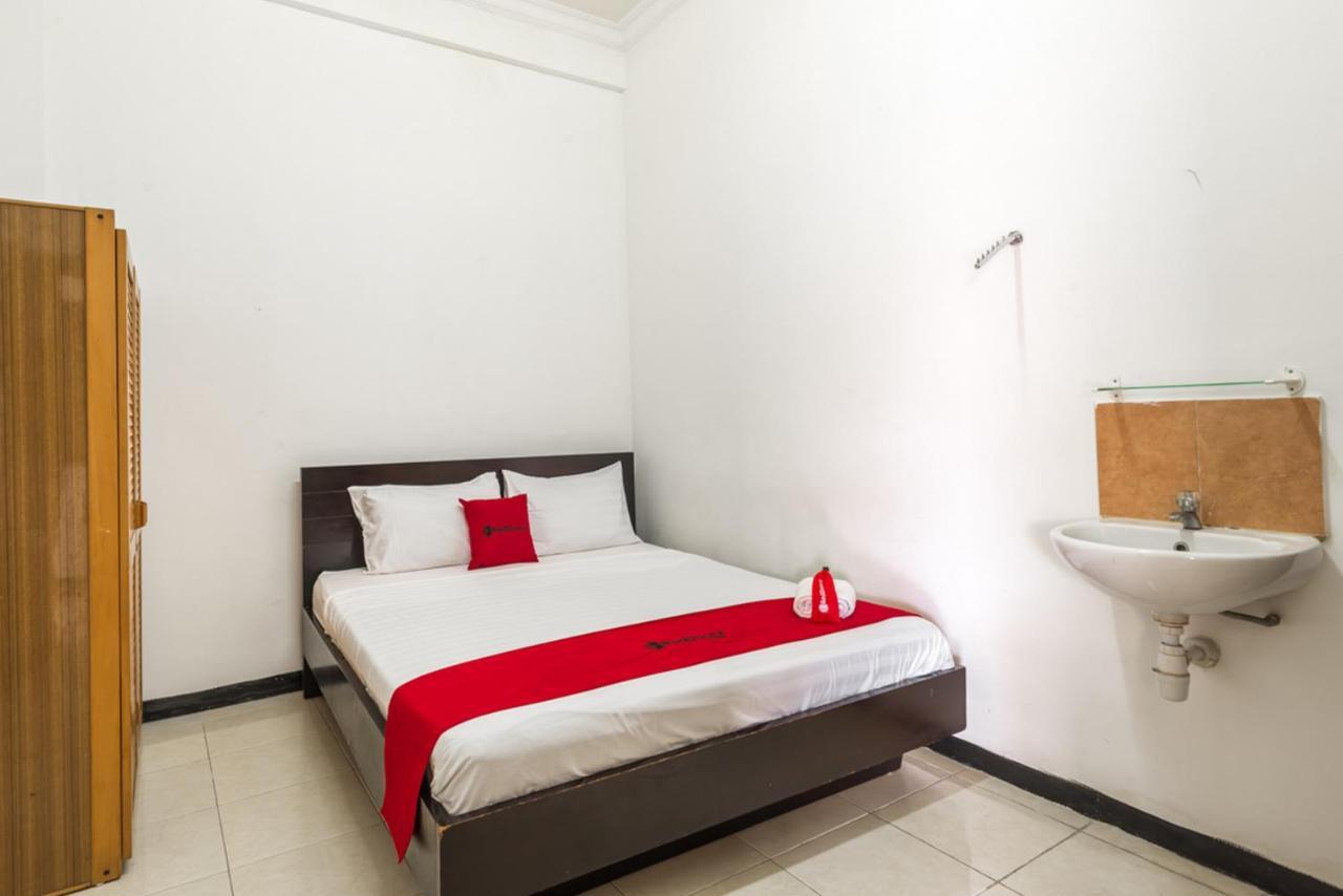 เรดดอร์ซ เนียร์ วิทยามันดาลายูนิเวอร์ซิตี้ Hotel สุราบายา ภายนอก รูปภาพ